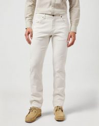 MESKIE SPODNIE MATERIALOWE WRANGLER GREENSBORO VAPOROUS GRAY 112362435. Szare spodnie materiałowe męskie Wrangler, bez wzorów, z materiału. Za 219.99 zł.