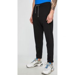 Armani Exchange - Spodnie. Czarne spodnie materiałowe męskie Armani Exchange, bez wzorów, z bawełny. W wyprzedaży za 269.90 zł.