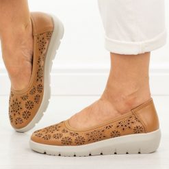 Camelowe skórzane baleriny damskie Filippo Dp7695/26. Brązowe balerinki damskie Filippo, na lato, bez wzorów, z jeansu, casualowe, bez obcasa, bez zapięcia. W wyprzedaży za 192.72 zł.