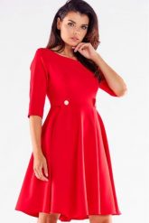 Elegancka sukienka rozkloszowana z ozdobnymi guzikami czerwona. Czerwone sukienki damskie Awama, do pracy, l, bez wzorów, z wiskozy, biznesowe, bez kołnierzyka, bez ramiączek, rozkloszowane. Za 349.00 zł.