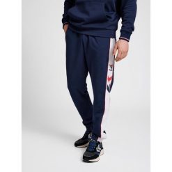 Spodnie do joggingu Hummel IC Durban. Niebieskie spodnie sportowe męskie Hummel, l, bez wzorów, z dresówki, do biegania. W wyprzedaży za 236.05 zł.