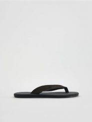 Zamszowe klapki - ciemnobrązowy. Brązowe klapki męskie Reserved, bez wzorów, ze skóry, bez zapięcia. Za 169.99 zł.