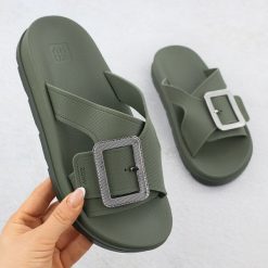 Klapki damskie basenowe plażowe z klamrą zielone Zaxy RR285075. Zielone klapki damskie Zaxy, bez wzorów, z gumy, bez obcasa, bez zapięcia. Za 120.00 zł.