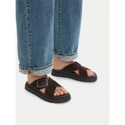 Klapki G-Star. Brązowe klapki damskie G-Star, bez wzorów, retro, bez obcasa, bez zapięcia. Za 133.99 zł.