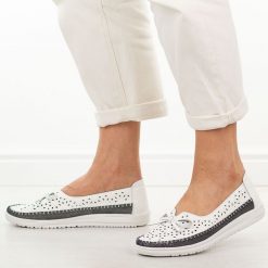 Białe ażurowe skórzane półbuty damskie Vinceza 95390. Białe półbuty damskie VINCEZA, na lato, w ażurowe wzory, z jeansu, eleganckie, z okrągłym noskiem, bez obcasa, na płaskiej podeszwie, bez zapięcia. Za 199.00 zł.