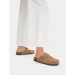 Klapki Lasocki. Brązowe klapki damskie Lasocki, bez wzorów, bez obcasa, bez zapięcia. Za 149.99 zł.