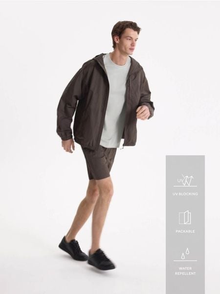 Kurtka wiatrówka - brązowy. Brązowe kurtki męskie Reserved, l, bez wzorów, z tkaniny, bez kaptura. W wyprzedaży za 169.99 zł.