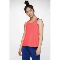 Top treningowy damski TSDF305 - czerwony neon. Czerwone topy damskie 4F, bez wzorów, z dzianiny, bez kołnierzyka, bez ramiączek. W wyprzedaży za 39.99 zł.