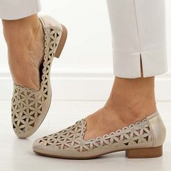 Złote ażurowe półbuty damskie Jezzi Asa222-15. Żółte półbuty damskie Jezzi, na jesień, w ażurowe wzory, ze skóry, eleganckie, bez obcasa, na płaskiej podeszwie, bez zapięcia. Za 209.00 zł.