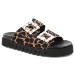 Klapki damskie Chebello, eleganckie we wzorki z ozdobą i na grubej platformie, brązowe, S390-4688. Brązowe klapki damskie CheBello, na lato, z aplikacjami, z jeansu, eleganckie, bez obcasa, bez zapięcia. Za 399.00 zł.