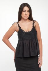 Top damska z koronką TWINSET. Topy damskie Twinset Milano, bez wzorów, z koronki, bez kołnierzyka, bez ramiączek. Za 819.00 zł.