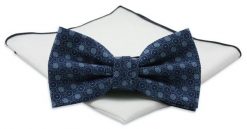 Granatowa Mucha w Niebieskie Kółka, Koła z Białą Poszetką -CHATTIER- Męska, Wzór Geometryczny. Niebieskie krawaty i muchy Chattier, bez wzorów, eleganckie. Za 59.00 zł.