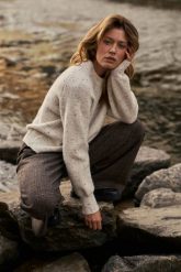 Sweter o prostym fasonie ecru. Swetry nierozpinane damskie MOODO, l, bez wzorów, z elastanu, bez kołnierzyka, bez ramiączek. Za 149.99 zł.