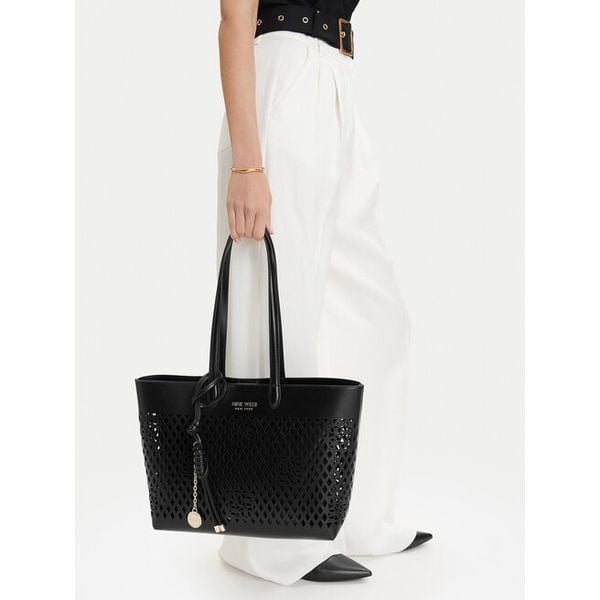 Torebka Nine West. Czarne shopperki damskie Nine West, bez wzorów, bez dodatków. Za 156.99 zł.