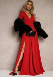 Czerwona Kopertowa Sukienka o Rozkloszowanym Kroju z Rozcięciem i Metalicznymi Przeszyciami Emiraia. Czerwone sukienki damskie Renee, na imprezę, l, bez wzorów, eleganckie, bez kołnierzyka, bez ramiączek, maxi, kopertowe. Za 189.99 zł.