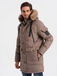 Kurtka męska parka zimowa - jasnobrązowa V6 - Rozmiar: M. Brązowe parki męskie Ombre Clothing, na zimę, m, z aplikacjami, z futra, bez kołnierzyka, bez kaptura. W wyprzedaży za 314.99 zł.