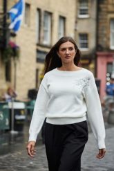 Sweter z ozdobną aplikacją biały. Białe swetry nierozpinane damskie MOODO, l, z aplikacjami, z poliamidu, bez kołnierzyka, bez ramiączek. Za 159.99 zł.