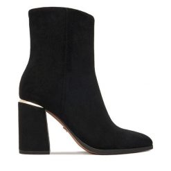 Botki Nine West. Czarne botki damskie Nine West, bez wzorów, bez obcasa, na słupku, bez zapięcia. Za 279.99 zł.