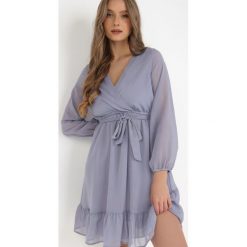 Niebieska Sukienka Pronestra. Niebieskie sukienki damskie Born2be, l, bez wzorów, z materiału, eleganckie, bez kołnierzyka, bez ramiączek, mini, kopertowe. Za 99.99 zł.