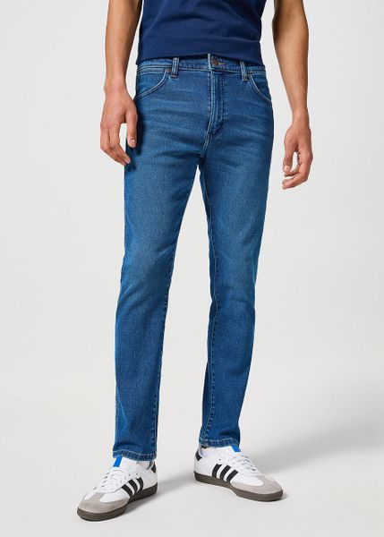 WRANGLER MĘSKIE SPODNIE OCIEPLANE JEANSOWE LARSTON GAVIN 112356819 W18S008806. Niebieskie jeansy męskie Wrangler, z bawełny, klasyczne. Za 219.99 zł.
