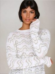 Sweter w paski - kremowy. Białe swetry nierozpinane damskie Sinsay, l, bez wzorów, bez kołnierzyka, bez ramiączek. W wyprzedaży za 22.99 zł.