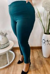 Spodnie chinosy Nina w kolorze butelkowej zieleni z zamkami 7/8 PLUS SIZE XXL. Zielone spodnie materiałowe damskie Nasi partnerzy, bez wzorów, z elastanu, biznesowe, plus size, krótkie. Za 159.90 zł.