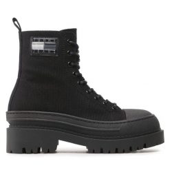 Botki Tommy Hilfiger. Czarne botki damskie Tommy Hilfiger, bez wzorów, bez obcasa, na płaskiej podeszwie, bez zapięcia. Za 379.99 zł.