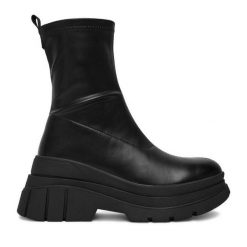 Botki DeeZee. Czarne botki damskie DeeZee, bez wzorów, bez obcasa, na płaskiej podeszwie, bez zapięcia. Za 219.99 zł.