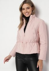 Różowa Pikowana Kurtka ze Ściągaczem w Pasie Alinae. Czerwone kurtki sportowe damskie Born2be, l, z aplikacjami, z jeansu, bez ramiączek, bez kaptura. Za 159.99 zł.