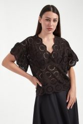 Bluzka damska w haft angielski TWINSET. Bluzki damskie Twinset Milano, bez wzorów, bez kołnierzyka, bez ramiączek. W wyprzedaży za 695.20 zł.
