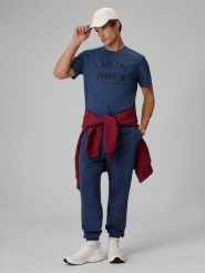 4F T-shirt regular z nadrukiem męski - granatowy M. Niebieskie t-shirty męskie 4F, m, bez wzorów, z bawełny, bez kołnierzyka, bez ramiączek. Za 59.99 zł.
