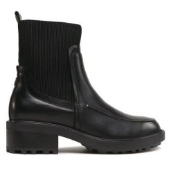 Botki Tommy Hilfiger. Czarne botki damskie Tommy Hilfiger, bez wzorów, bez obcasa, na płaskiej podeszwie, bez zapięcia. Za 449.99 zł.