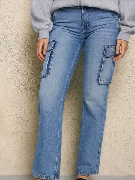 Jeansy cargo - niebieski. Niebieskie jeansy damskie Sinsay, bez wzorów, z jeansu. W wyprzedaży za 29.99 zł.