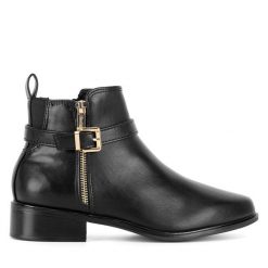 Botki Clara Barson. Czarne botki damskie Clara Barson, bez wzorów, bez obcasa, na płaskiej podeszwie, bez zapięcia. Za 149.99 zł.