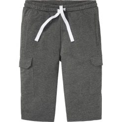 Bermudy dresowe bojówki z kieszeniami z boku nogawek. Czarne spodnie sportowe męskie bonprix, l, bez wzorów, z dresówki. Za 94.99 zł.