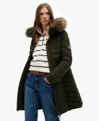Superdry Płaszcz Fuji z kapturem i sztucznym futrem, długość midi. Zielone płaszcze damskie Superdry, bez wzorów, z nylonu, bez kołnierzyka, z kapturem. Za 656.40 zł.