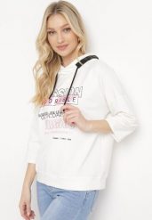 Biała Bluza z Rękawami 7/8 i Kapturem Ozdobiona Cyrkoniami Demeteria. Białe bluzy damskie Born2be, xs, bez wzorów, casualowe, bez ramiączek. Za 39.99 zł.