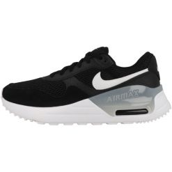 Tenisówki Nike Model Systm Kolor Czarny. Czarne trampki i tenisówki damskie Nike, bez wzorów, z materiału, bez zapięcia. Za 604.00 zł.