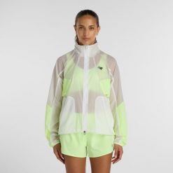 Kurtka damska New Balance WJ61J326AFG – biała. Białe kurtki sportowe damskie New Balance, s, bez wzorów, z materiału, bez ramiączek, bez kaptura. Za 599.99 zł.