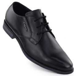 Skórzane wizytowe półbuty męskie czarne Bugatti SS153157. Czarne półbuty męskie Bugatti, bez wzorów, z materiału, bez obcasa, bez zapięcia. Za 329.99 zł.