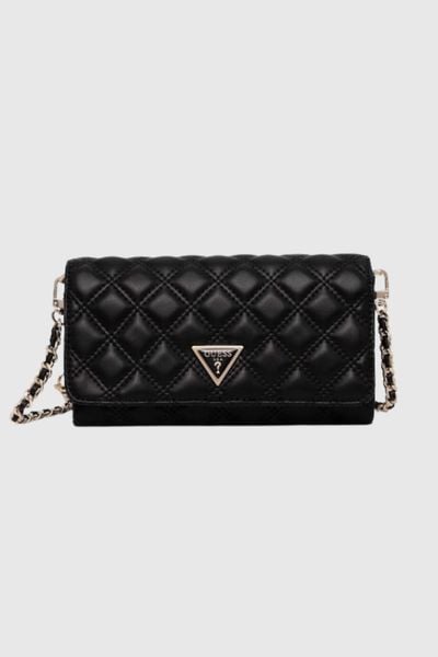 GUESS Czarna kopertówka damska Giully. Czarne torebki do ręki damskie Guess, z aplikacjami, ze skóry ekologicznej, bez dodatków. W wyprzedaży za 288.99 zł.