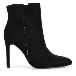 Botki DeeZee. Czarne botki damskie DeeZee, bez wzorów, bez obcasa, na szpilce, bez zapięcia. Za 179.99 zł.