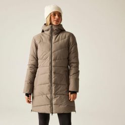 Płaszcz damski zimowy ocieplany Striking V Dare 2b. Brązowe płaszcze damskie Dare 2B, na zimę, bez wzorów, z puchu, eleganckie, bez kołnierzyka, bez kaptura. W wyprzedaży za 799.99 zł.