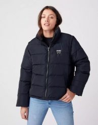 WRANGLER SHORT PUFFER DAMSKA KURTKA PRZEJŚCIOWA BLACK W4R9YJ100 112319249. Czarne kurtki damskie Wrangler, xs, bez wzorów, bez kaptura. Za 359.99 zł.