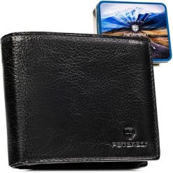 Poziomy portfel męski ze skóry naturalnej w czarnym kolorze w zestawie z brelokiem - Peterson. Czarne portfele męskie Peterson, bez wzorów, ze skóry. Za 99.99 zł.