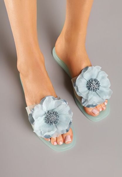 Jasnozielone Klapki Ozdobione Cyrkoniami i Kwiatową Aplikacją 3D Luritte. Zielone klapki damskie Renee, z aplikacjami, z jeansu, eleganckie, bez obcasa, na obcasie, bez zapięcia. Za 59.99 zł.