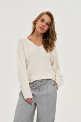 Sweter z dekoltem w serek ecru. Swetry nierozpinane damskie MOODO, l, bez wzorów, z poliamidu, bez kołnierzyka, bez ramiączek. Za 119.99 zł.