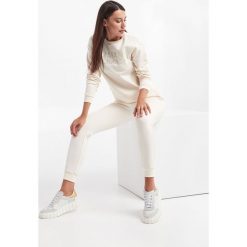 Spodnie dresowe damskie ARMANI EXCHANGE. Spodnie dresowe damskie Armani Exchange, bez wzorów, z dresówki. W wyprzedaży za 487.20 zł.