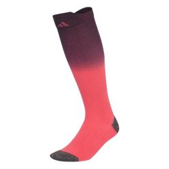 WYGODNE SKARPETY BIEGOWE DO ŁYDKI Z WYKOŃCZENIEM TYPU DIP-DYE. Czerwone skarpety męskie Adidas, bez wzorów, z bawełny. Za 89.95 zł.