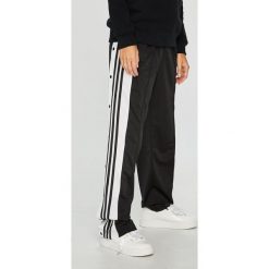 Adidas Originals - Spodnie. Czarne spodnie materiałowe damskie adidas Originals, bez wzorów, z poliesteru, casualowe, z podwyższonym stanem. Za 279.90 zł.